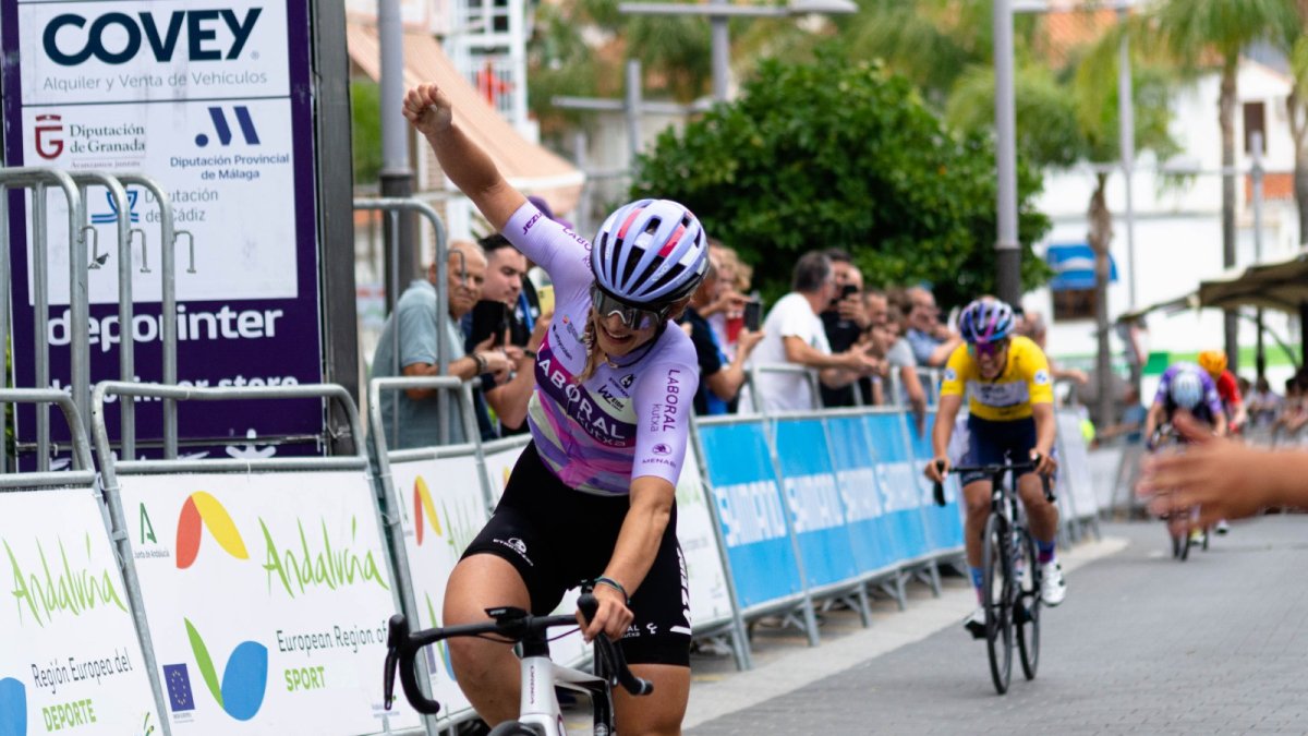 Marta Romeu y su festejo tras ganar la tercera jornada de la Vuelta a Andalucía.