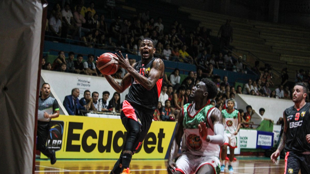 Reggie Baker (i) lideró a Barcelona en el debut triunfal en la Liga BásquetPro.