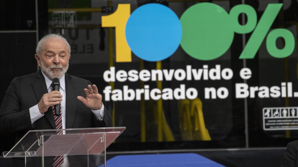 Ejecutivo.- El presidente brasileño, Luiz Inácio Lula da Silva, inaugura la nueva unidad de la empresa automotriz Eletra.