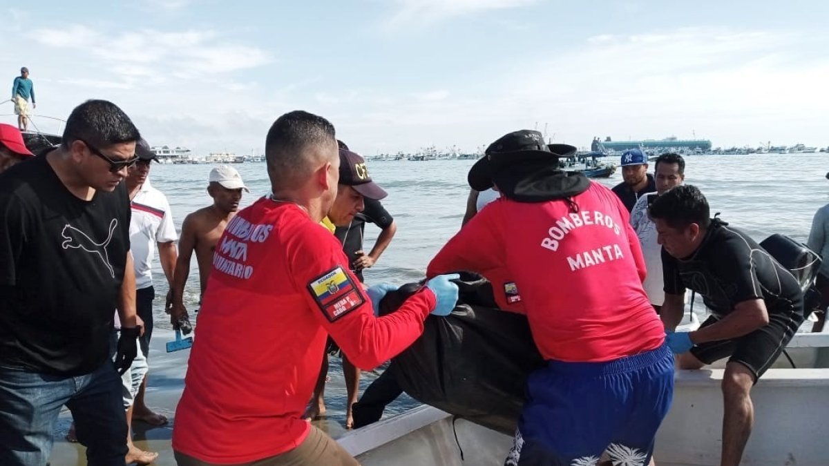El momento en que los bomberos de Manta rescataron a una de las víctimas del incidente.