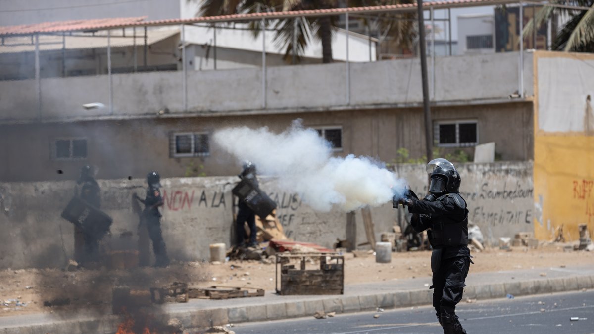 Un policía dispara un bote de gas lacrimógeno contra los manifestantes frente a la Universidad Cheikh Anta Diop en Dakar, Senegal, el 1 de junio de 2023