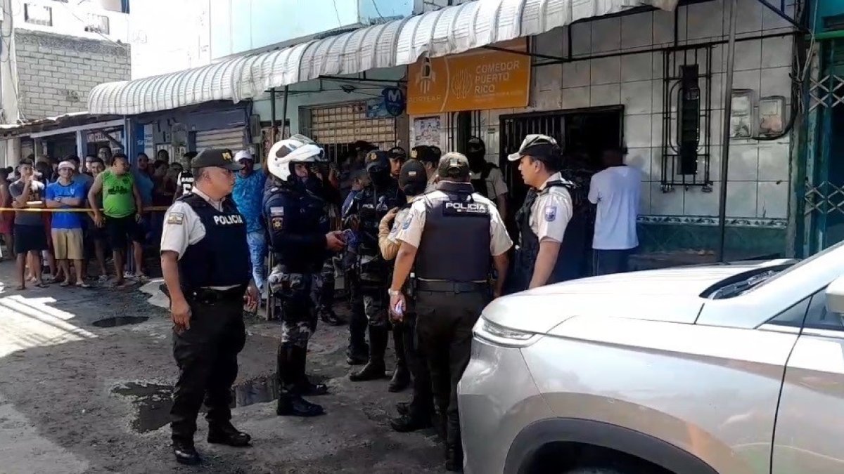 El criminal asesinó a un hombre y a su empleada que se encontraba en el mismo local.