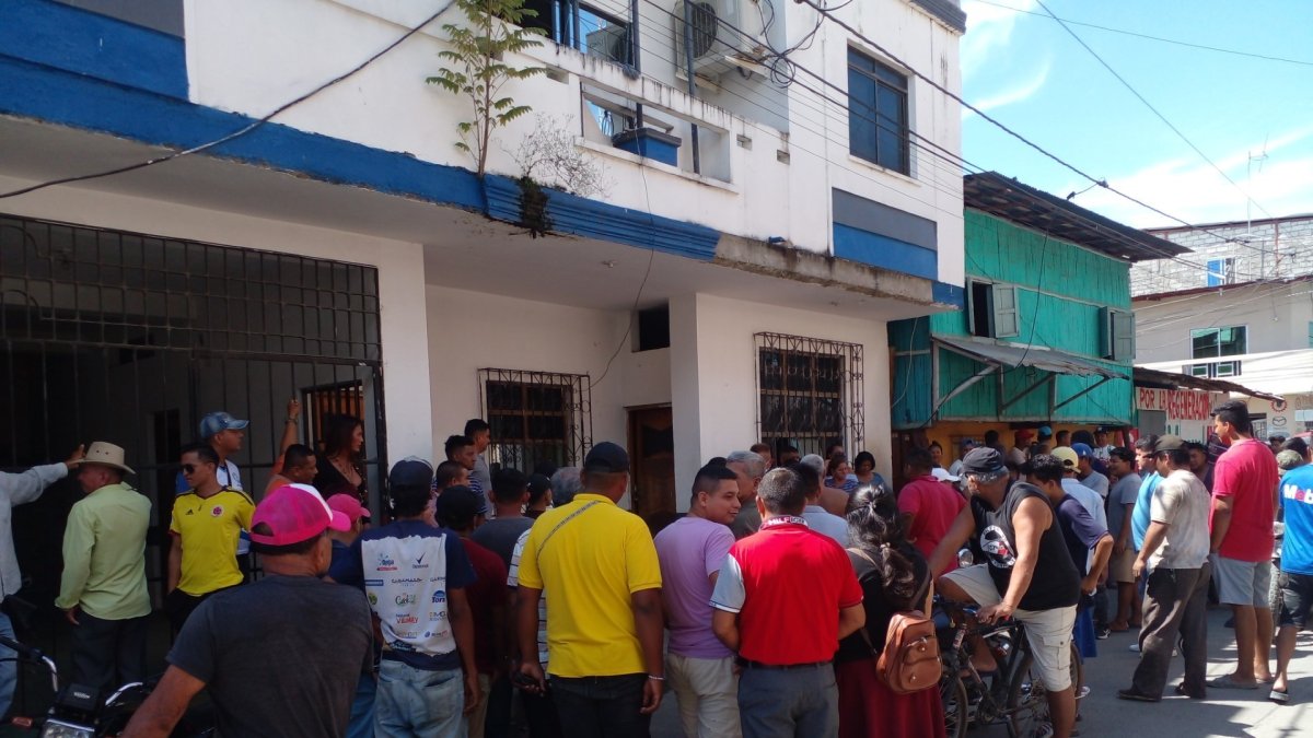 Varios comuneros protestan en la parroquia El Laurel por la falta de agentes