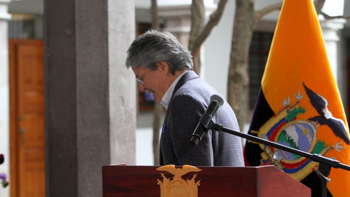Expectativa. El presidente Lasso hizo el anuncio acompañado de su familia y del gabinete de ministros.