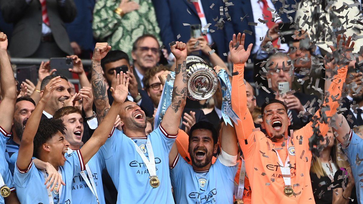 (De izquierda a derecha) Rico Lewis, Phil Foden, Kyle Walker, Ilkay Gundogan y el portero Ederson del Manchester City celebran con el trofeo de la FA Cup.