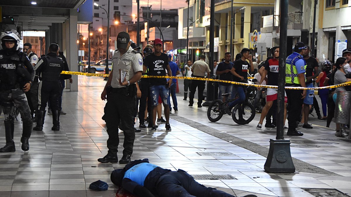 El agente municipal estaba de patrullaje por las calles céntricas de Machala.