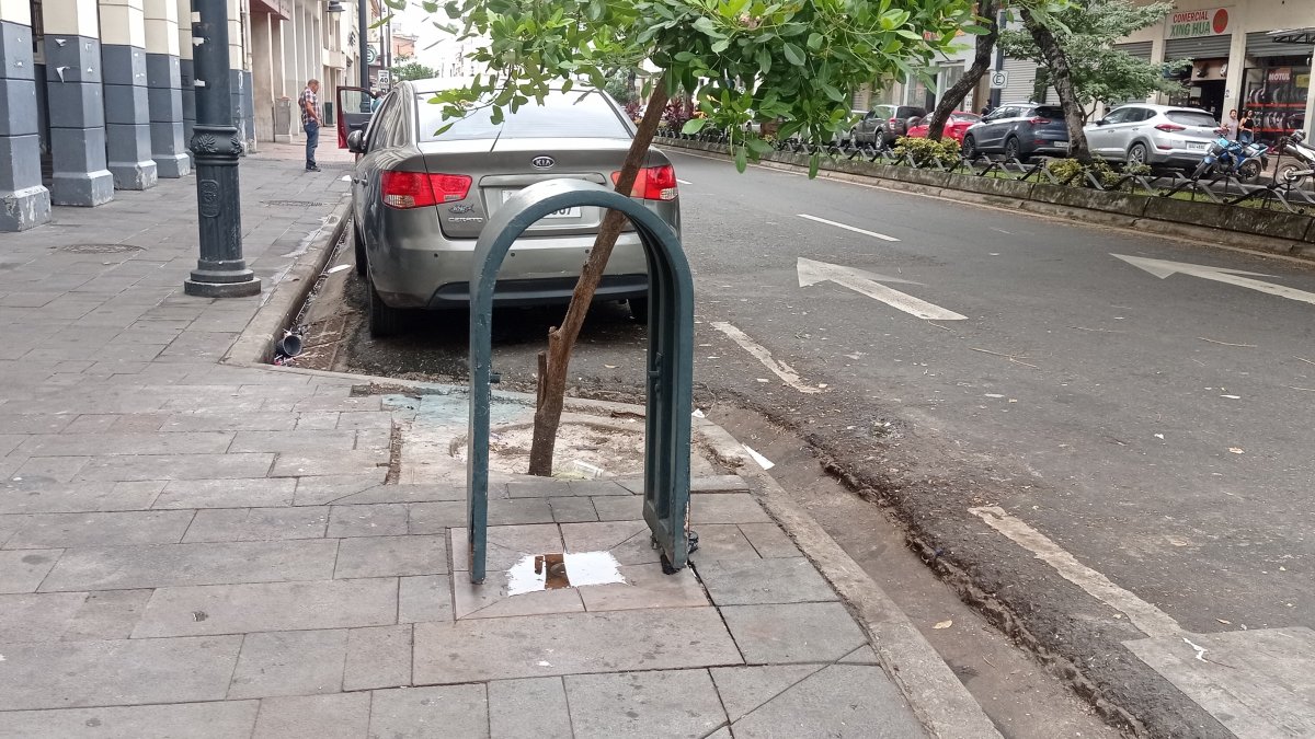El tacho de basura desapareció en la esquina de Chimborazo y Sucre.
