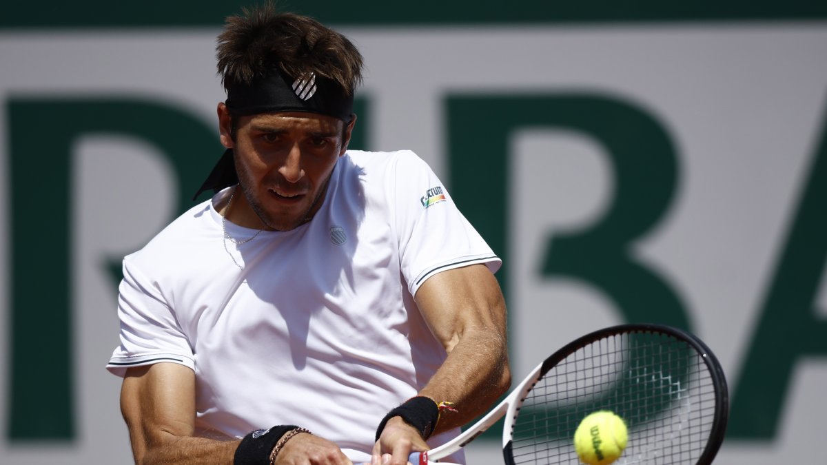 Tomas Martin Etcheverry de Argentina juega contra Borna Coric de Croacia en su tercera ronda de hombres durante el Abierto de Francia en Roland Garros.