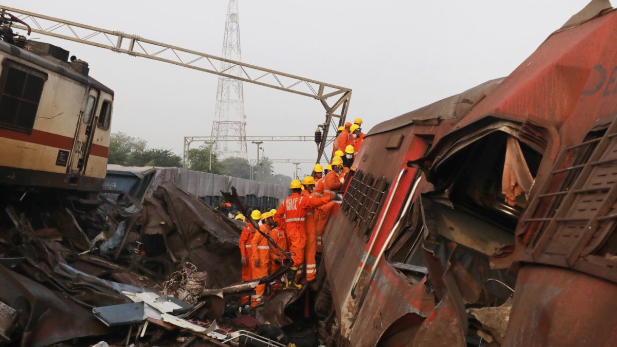 Labor. Los equipos de socorro trabajaron horas para sacar a los heridos.