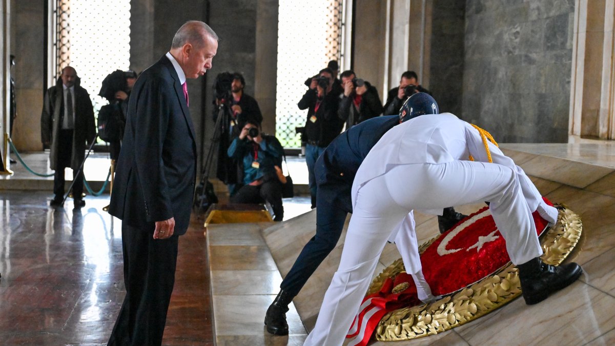 El presidente de Turquía, Recep Tayyip Erdogan, visitó el mausoleo de Atatürk antes de la ceremonia.