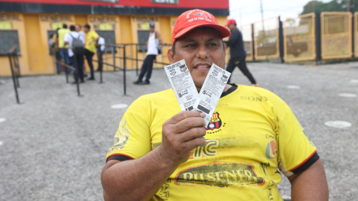 Los hinchas amarillos aprovecharon para comprar entradas desde temprano
