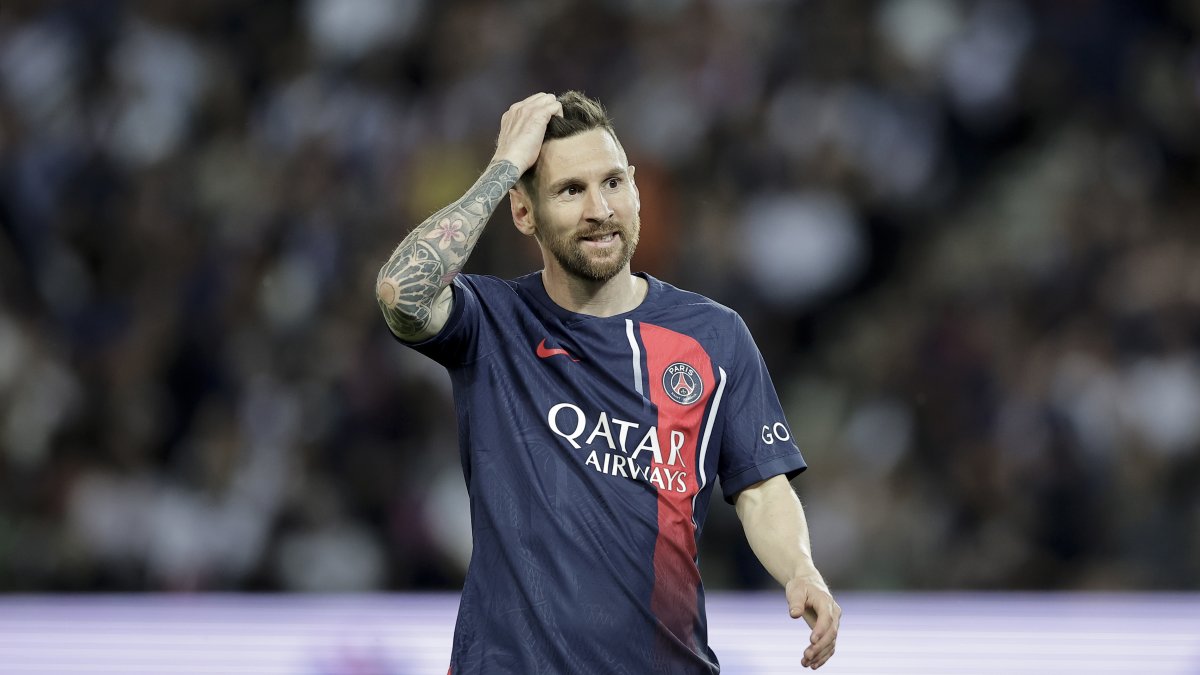 Lionel Messi reacciona durante el partido de fútbol de la Ligue 1 francesa entre Paris Saint Germain y Clermont.