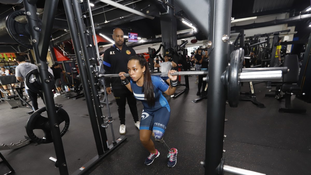 Rubby Andrade destina cuatro horas diarias para entrenar el deporte powerlifting o levantamiento de potencia. Su entrenador David de Jesús la supervisa.