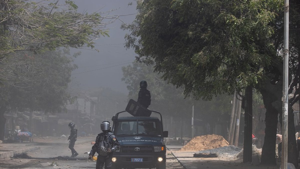 La policía patrulla las calles de Ouakam, en el distrito de Dakar.