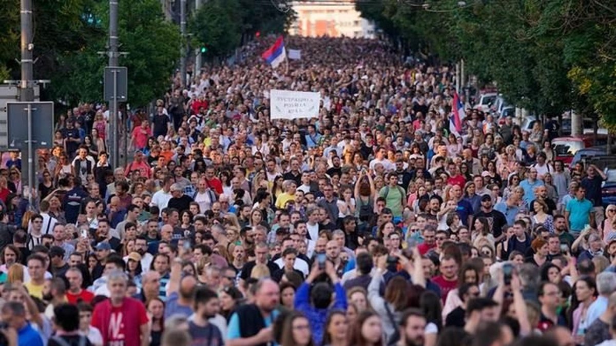 Manifestantes piden salida del presidente