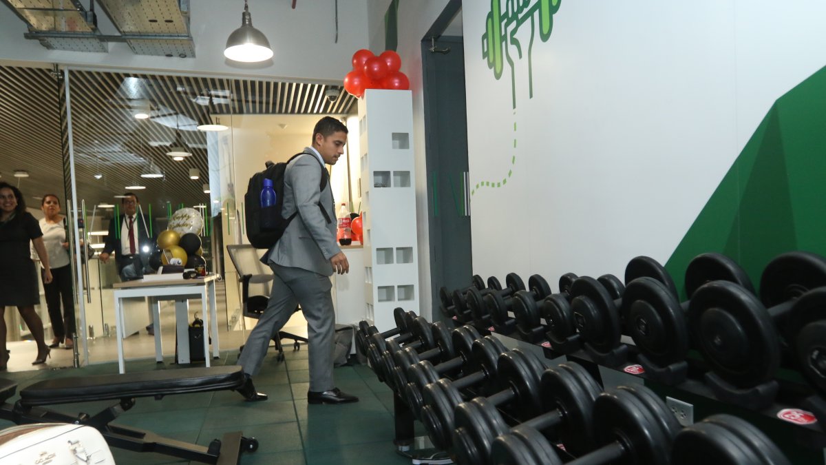 Compensación Empleados de un banco salen del trabajo y suben unos pisos al gimnasio de la entidad.