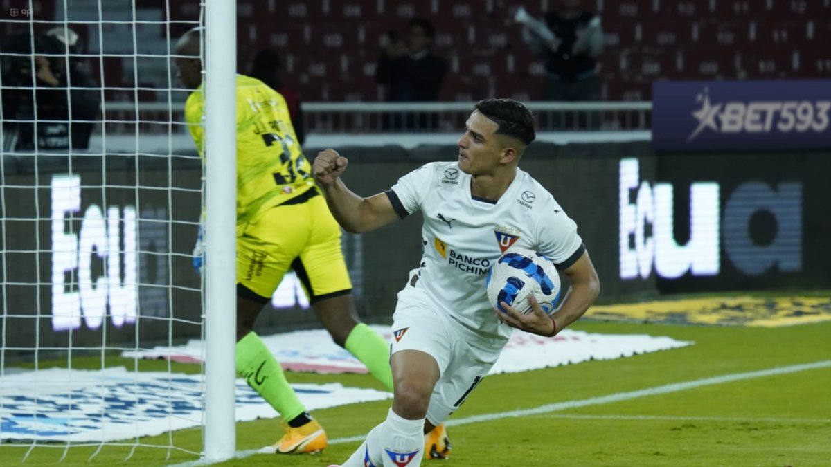 Alexander Alvarado marcó un doblete en la victoria de los albos sobre Libertad.