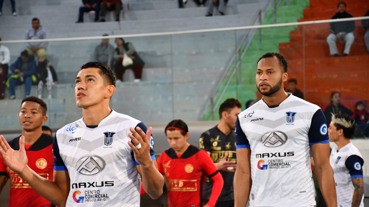 El zaguero Arturo Mina (d) aporta con su experiencia al Palmaflor de Bolivia.