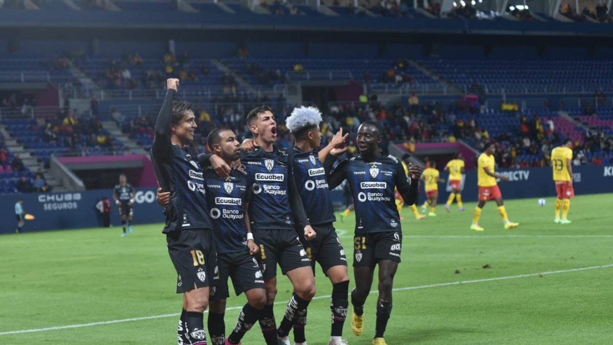 La delantera de los rayados tuvo al joven Yaimar Medina (c) y al experimentado boliviano Marcelo Moreno Martins (d).