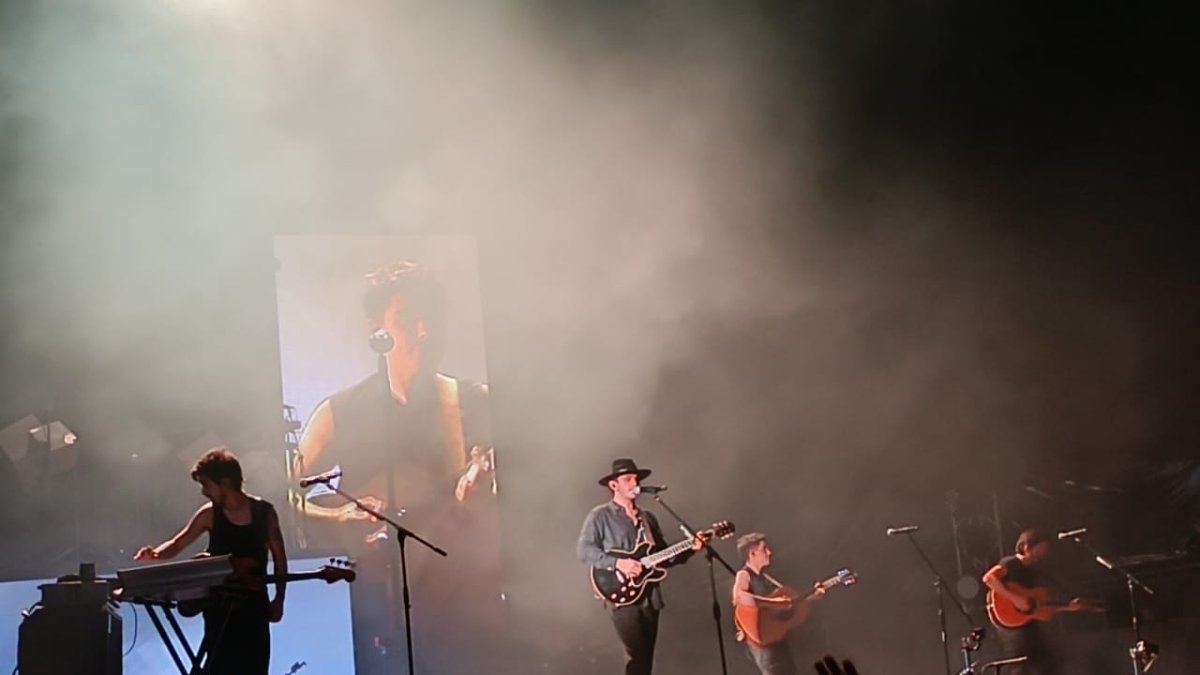 La banda agradeció al público por la asistencia.