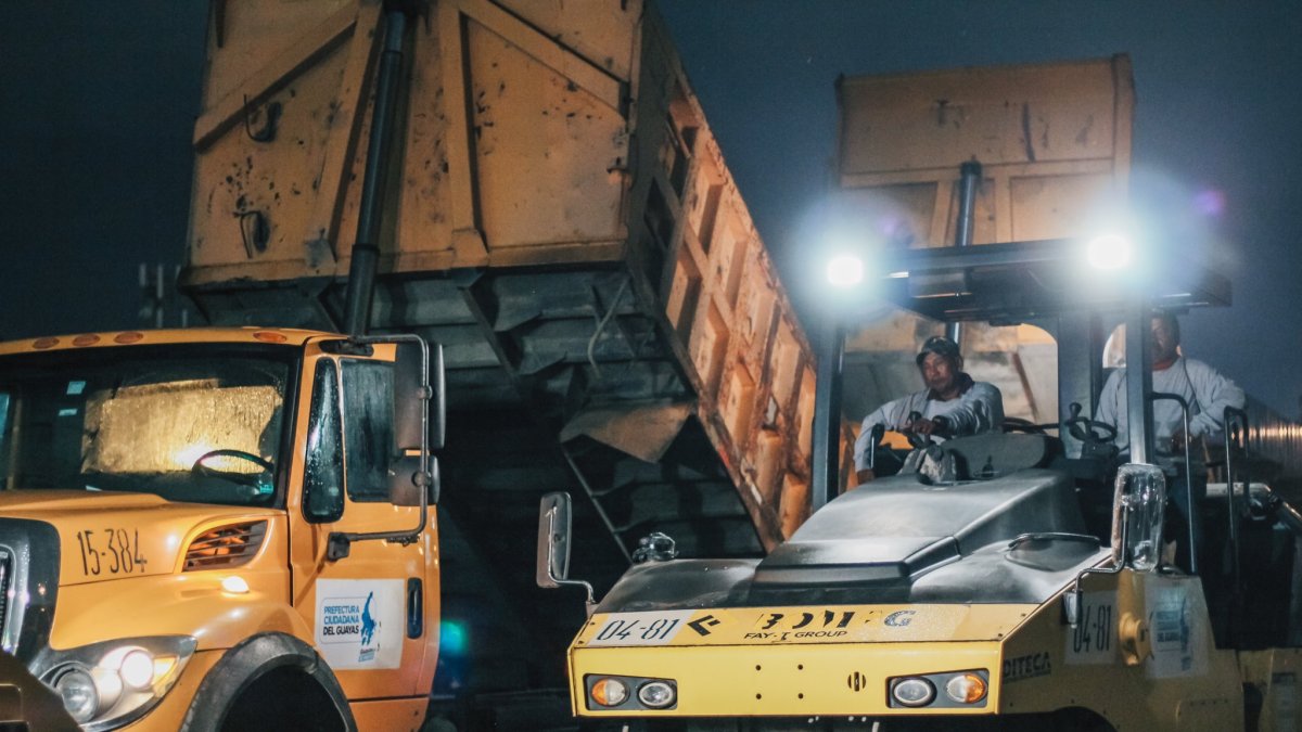 Maquinaria pesada realiza los trabajos de bacheo en el puente de la Unidad Nacional.