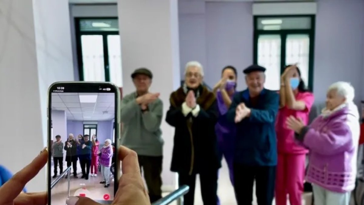 Hecho. Abuelos que arrasan en TikTok usando el baile.