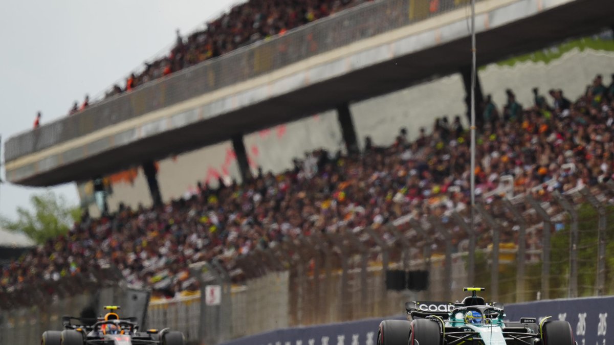 El piloto español de Aston Martin, Fernando Alonso (d), seguido por el mexicano de Red Bull, Sergio Pérez (I), durante el Gran Premio de España de Fórmula Uno, en el Circuito de Barcelona-Catalunya.