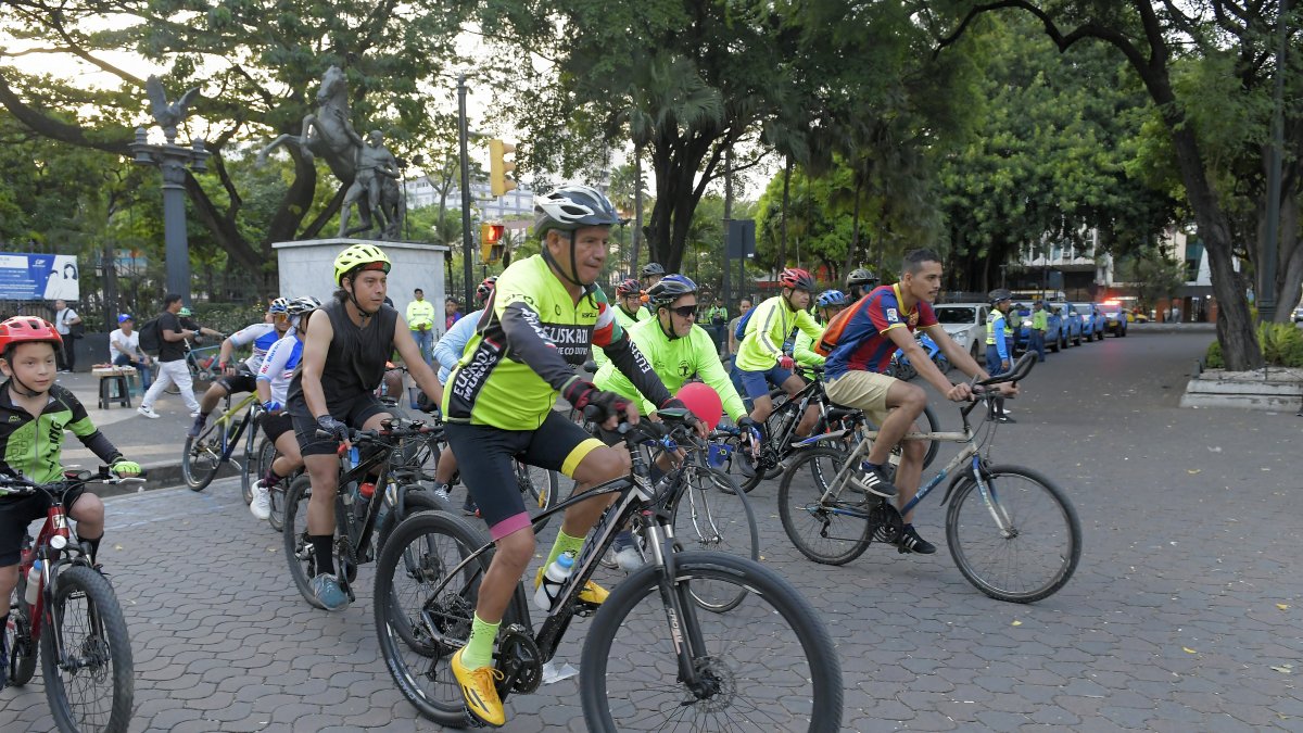 Con familiares y amigos los ciclistas salieron a bordo de sus vehículos livianos.