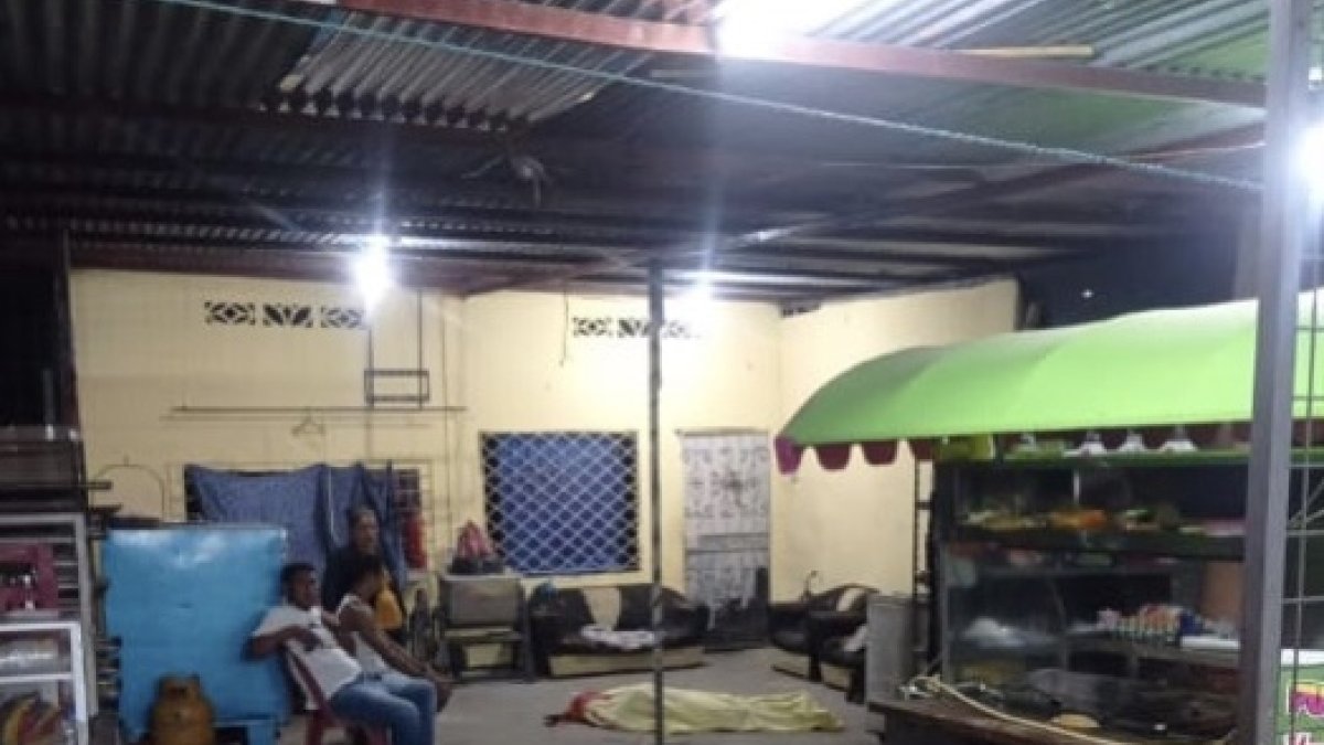 Los sicarios llegaron a acribillarlo al puesto de comidas rápidas.