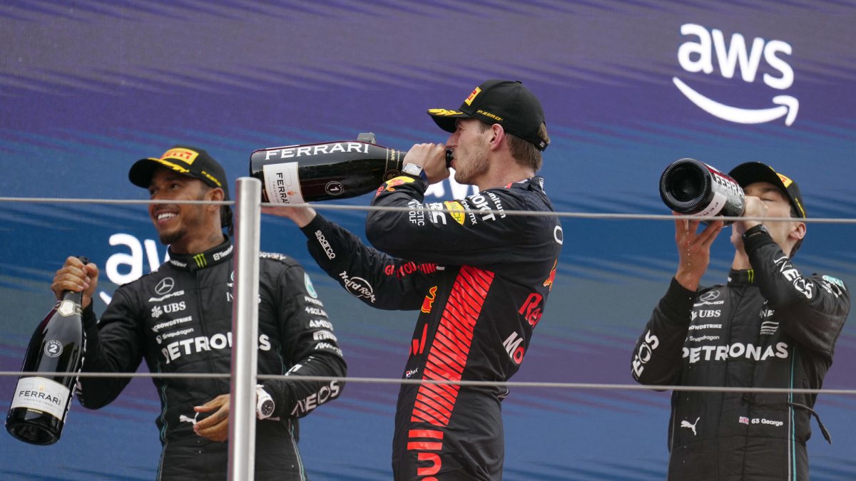El piloto neerlandés de Red Bull, Max Verstappen (c), y los británicos de Mercedes, Lewis Hamilton y George Russell (d).