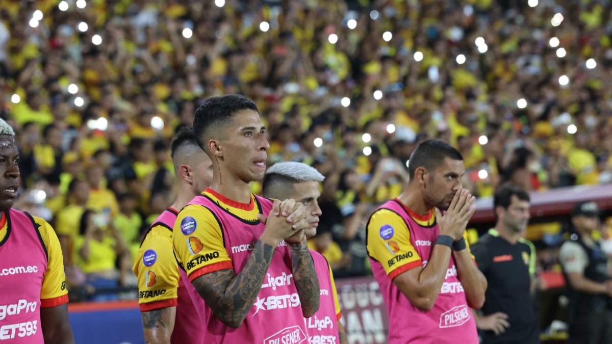Reacción de los jugadores de Barcelona, durante el lanzamiento penal de Damián Díaz, en el Clásico del Astillero.