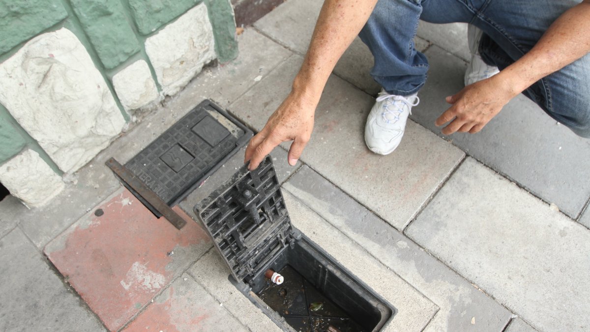 En varias ciudadelas del sur de Guayaquil han desaparecido los medidores de agua.