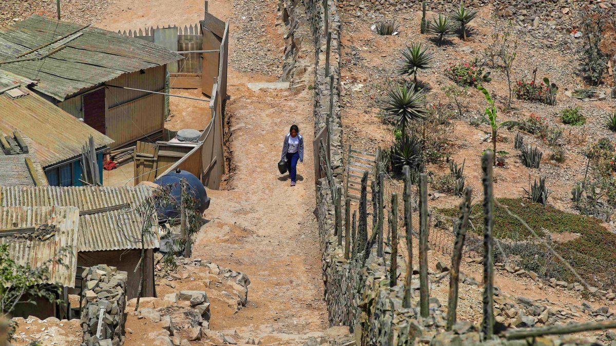 Habitantes. Una zona en Lima-Perú donde habitan personas pobres.