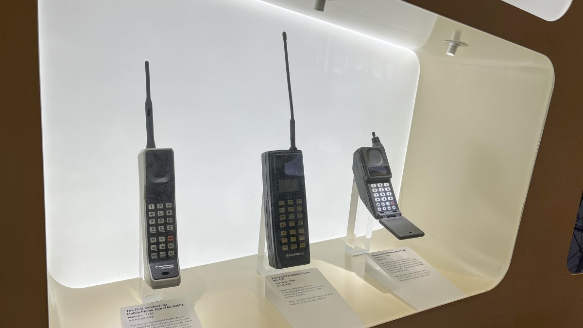 Exhibición.- En el museo de tecnología se ve uno de los primeros móviles que salieron al mercado.