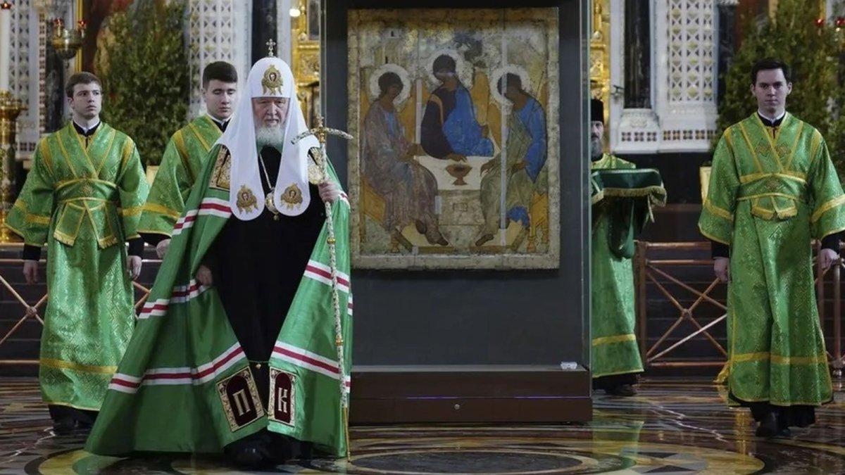 El patriarca Cirilo de Moscú encabeza una liturgia por el Domingo de la Trinidad, en la Catedral de Cristo Salvador, en Moscú.