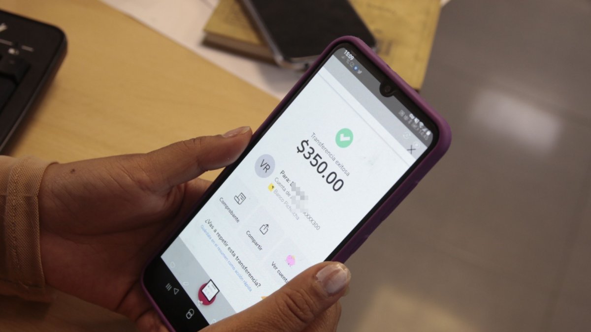 Tecnología.- Una persona realiza una transferencia de dinero virtualmente.