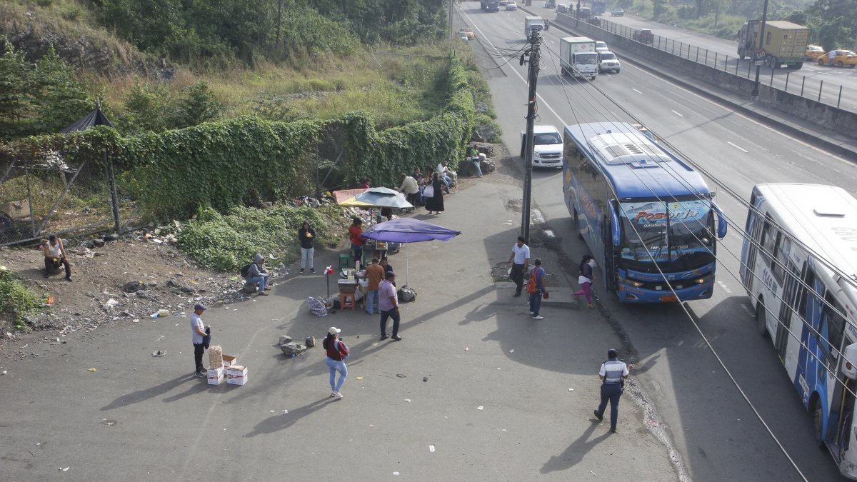 A diario, decenas de usuarios llegan al punto para ir hacia la Península. Ahí también se estacionan cooperativas que van hacia la costa.
