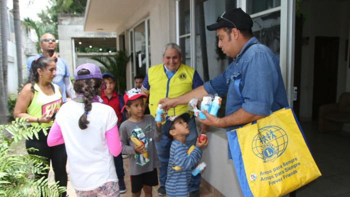 Los menores recibieron charlas y alimentación por las autoridades participantes