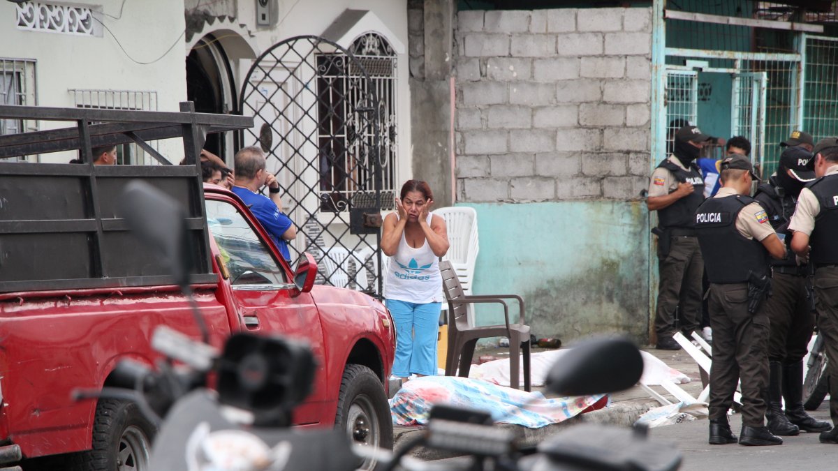 Los cuerpos de dos de los fallecidos quedaron tendidos en el portal de una casa.