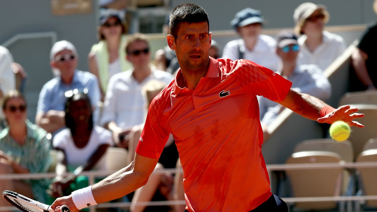 Novak Djokovic de Serbia venció al peruano Juan Pablo Varillas en su partido de cuarta ronda durante el torneo de Roland Garros en París, Francia.