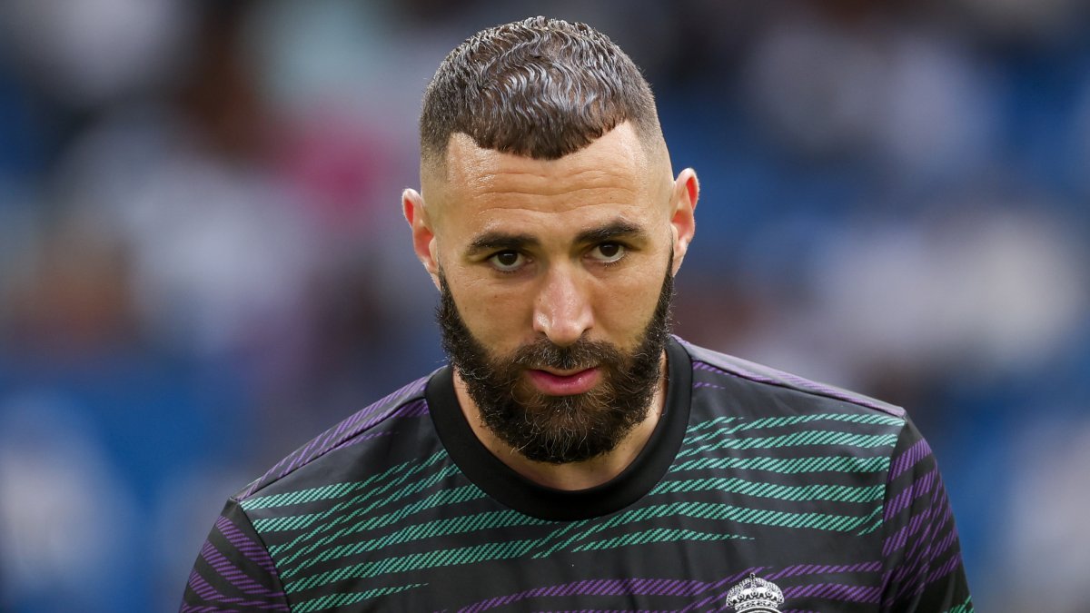 El delantero francés del Real Madrid Karim Benzema en el calentamiento previo al inicio del partido de la última jornada de Liga que el Real Madrid y el Athletic.