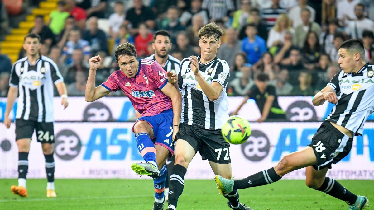 Federico Chiesa (i) de la Juventus marca el 0-1 del partido de fútbol de la Serie A italiana entre el Udinese y la Juventus FC.