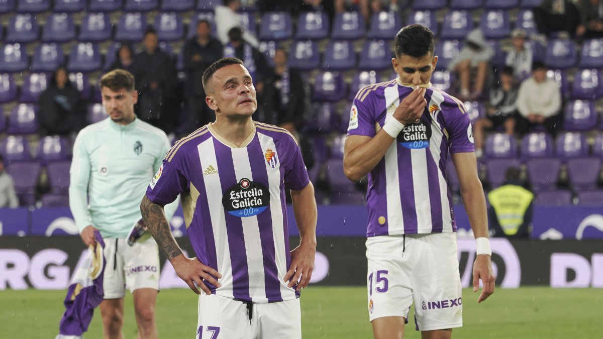 Los jugadores del Valladolid, Roque Mesa (i) y el marroquí Jawad El Yamiq, tras descender a Segunda División en el estadio José Zorrilla, en la capital pucelana.
