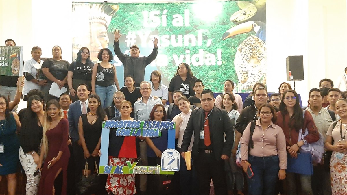 Actividad. Alumnos, organizadores y representantes de Yasunidos, en un acto en la Universidad de Guayaquil.