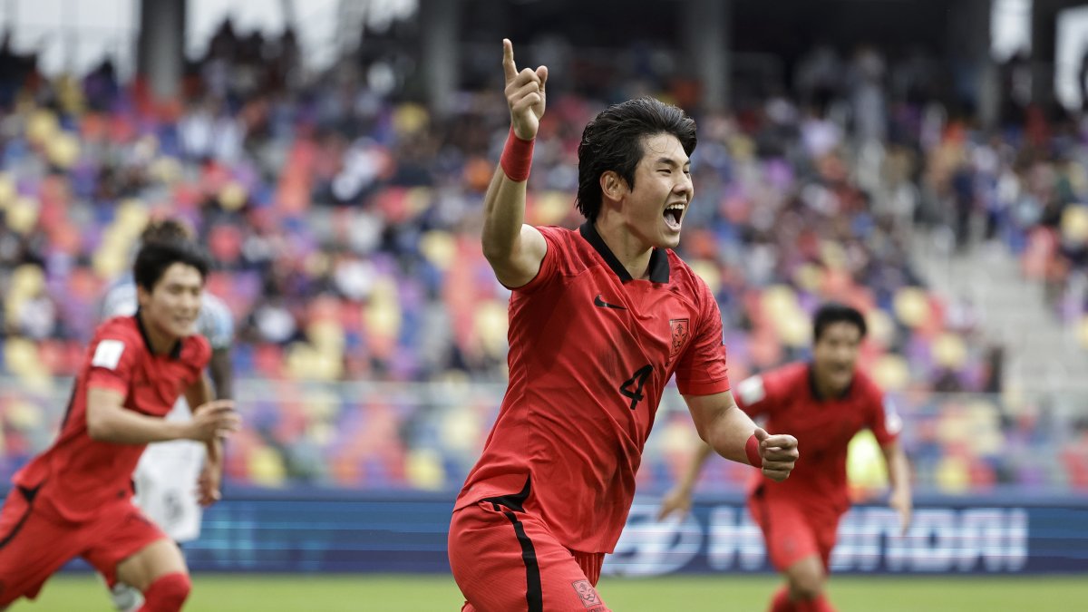 Seok Hyun Choi, de Corea del Sur, celebra su gol de cuartos de final de la Copa Mundial de Fútbol sub-20 entre Corea del Sur y Nigeria en el estadio Único de Ciudades en Santiago del Estero.