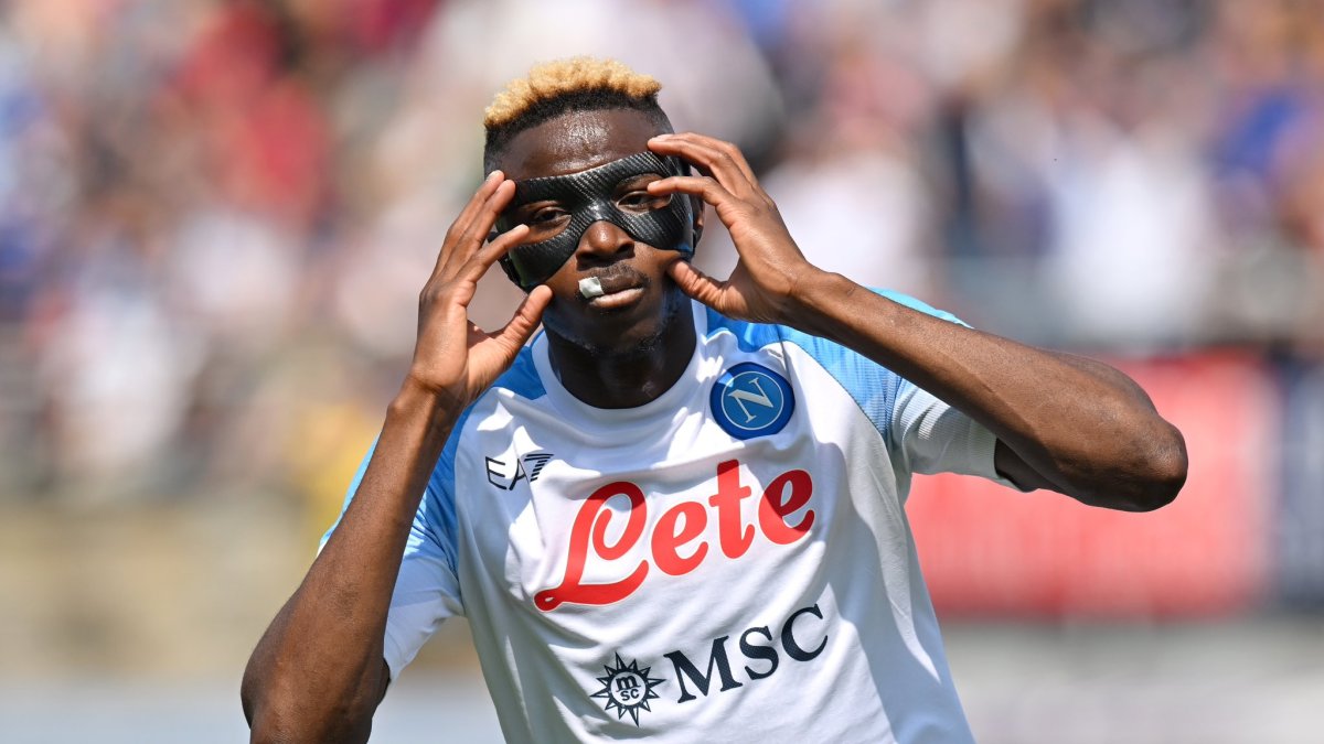 Con 26 goles y 4 asistencias, Osimhen logró cuatro dianas más que su perseguidor, el argentino Lautaro Martínez, del Inter de Milán.