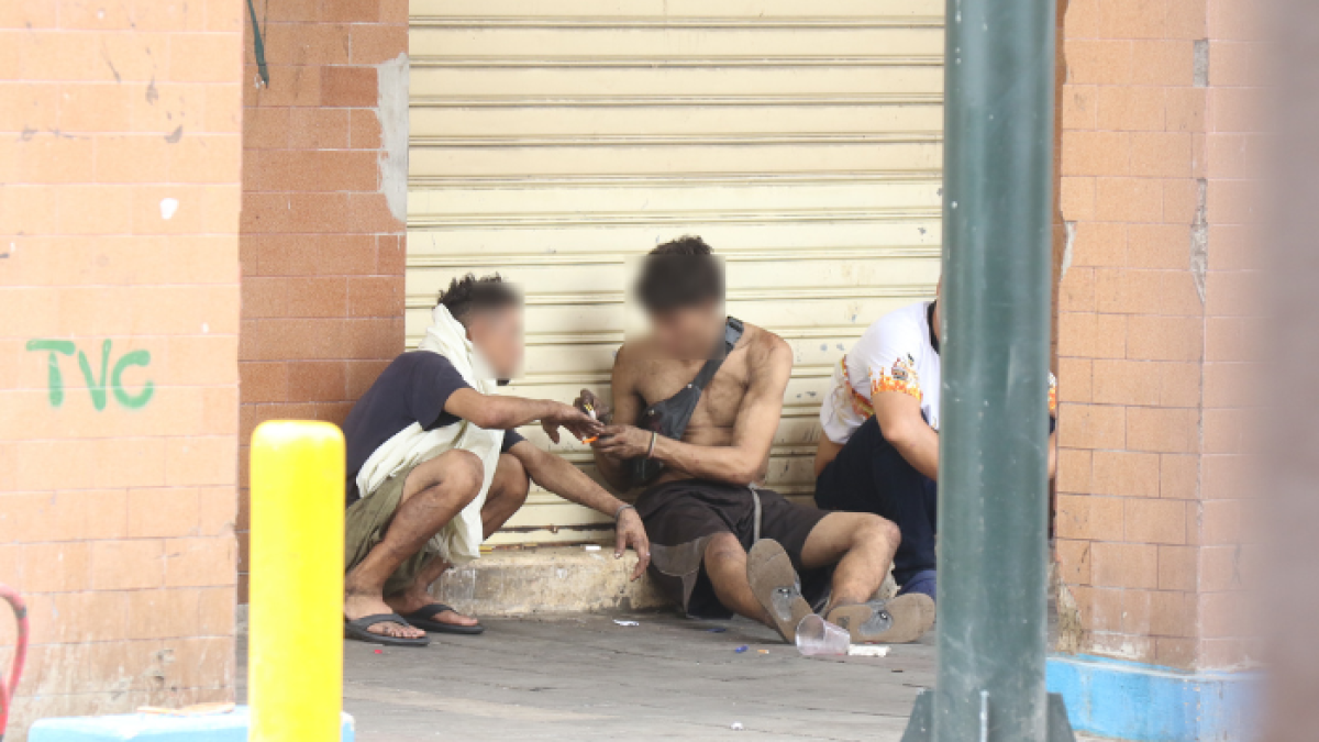 En plena avenida 9 de Octubre y García Avilés, un aparente reciclador y consumidor se quedó dormido afuera de una farmacia, a la vista de los transeúntes.