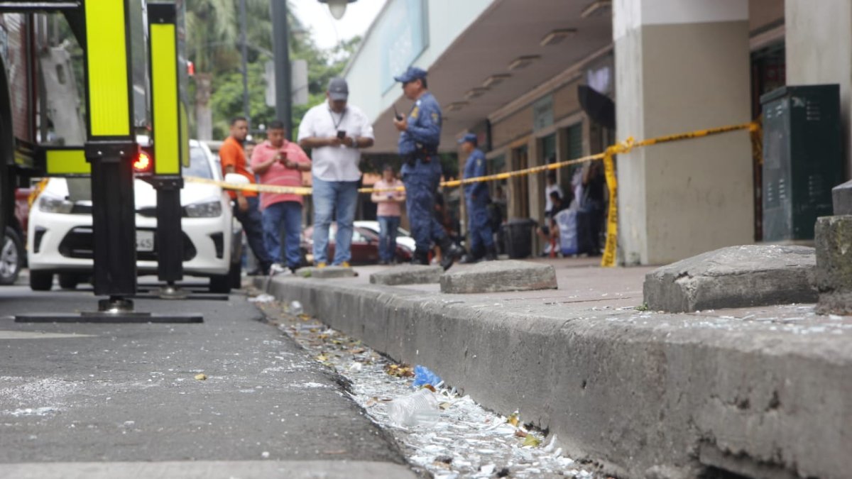 La zona fue acordonada para realizar la limpieza en la calzada. Bomberos acudieron al sitio