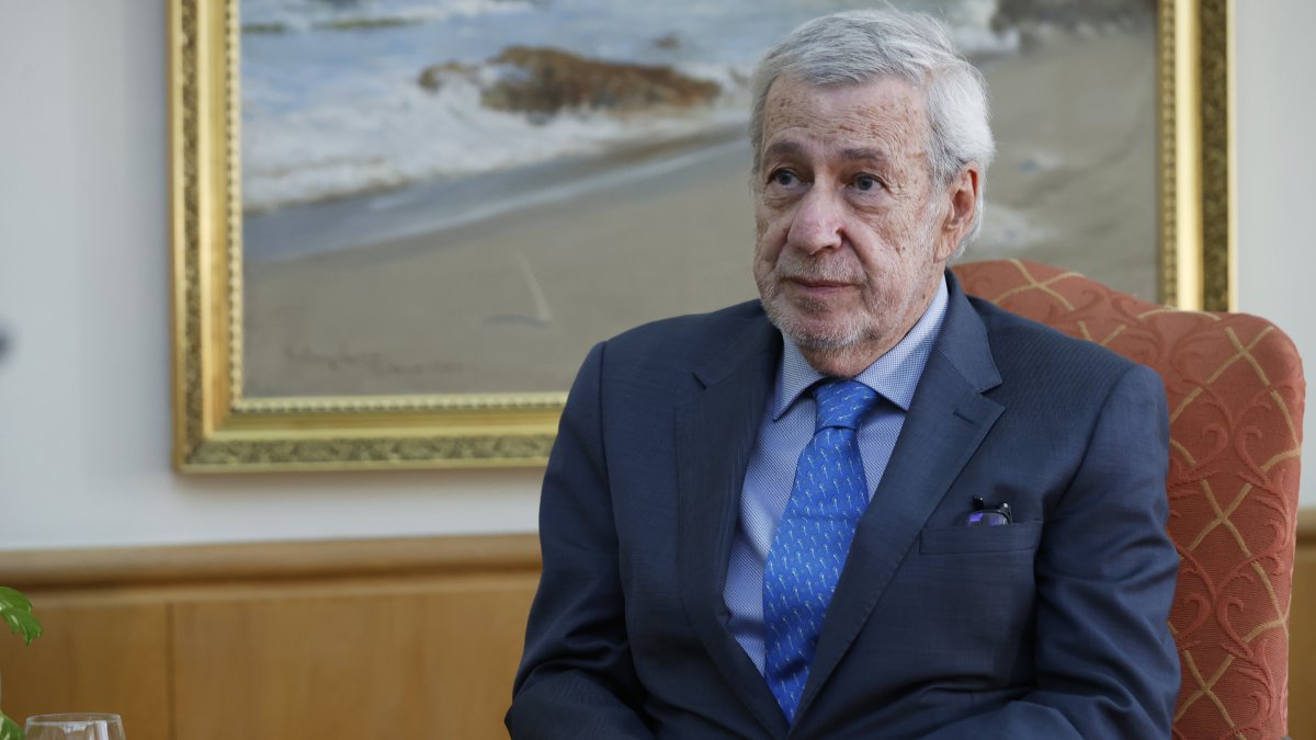 Fotografía de archivo en la que se registró al ministro de Relaciones Exteriores de Chile, Alberto Van Klaveren, durante una entrevista con