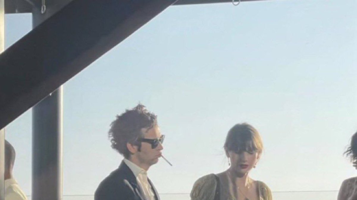 Matty Healy y Taylor Swift en una de sus salidas, capturados por los paparazzis.